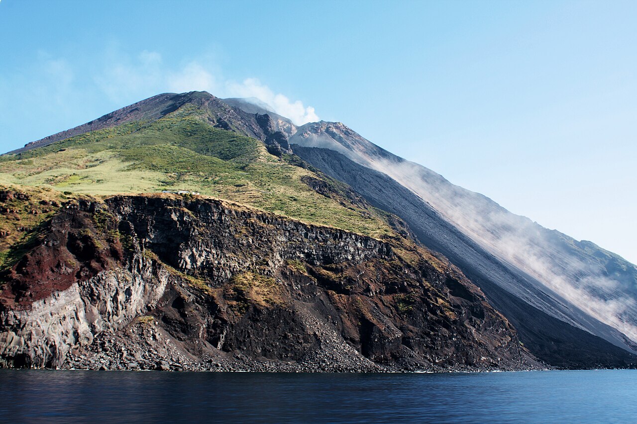 Stromboli, ripartono i lavori urgenti al molo di Scari dopo i danni del ciclone Harry