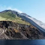 Stromboli, ripartono i lavori urgenti al molo di Scari dopo i danni del ciclone Harry