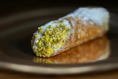 Il cannolo siciliano: storia, ricetta originale e pasticceri da Palermo a Catania