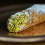 Il cannolo siciliano: storia, ricetta originale e pasticceri da Palermo a Catania