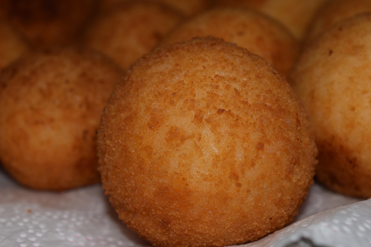 Arancina o arancino? Storia, differenze e indirizzi tra Palermo e Catania