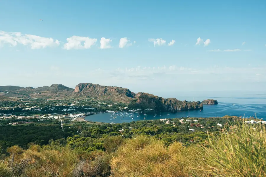 Pantelleria, cosa fare tra spiagge selvagge, dammusi, terme naturali e Zibibbo