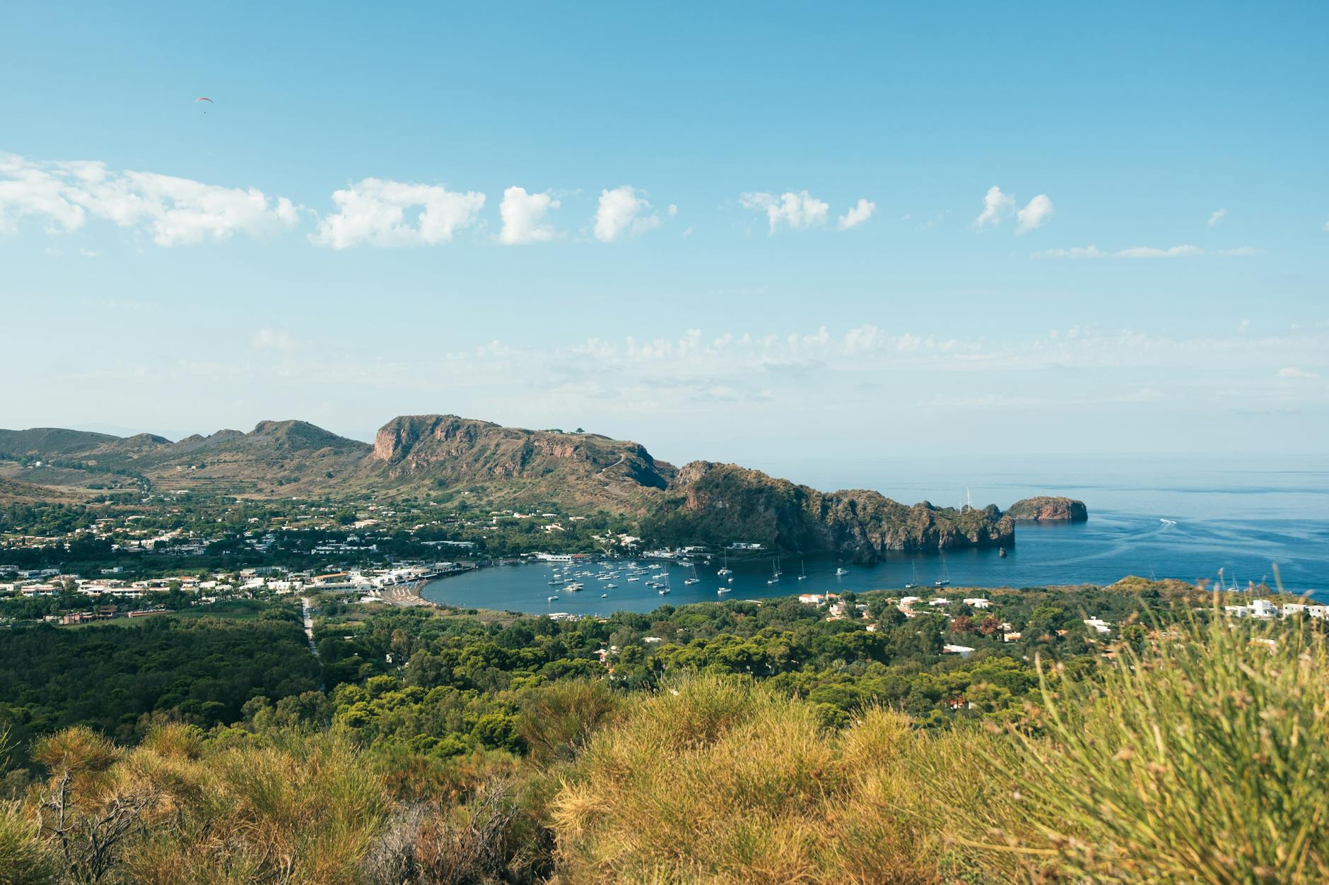 Pantelleria, cosa fare tra spiagge selvagge, dammusi, terme naturali e Zibibbo