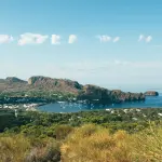 Pantelleria, cosa fare tra spiagge selvagge, dammusi, terme naturali e Zibibbo